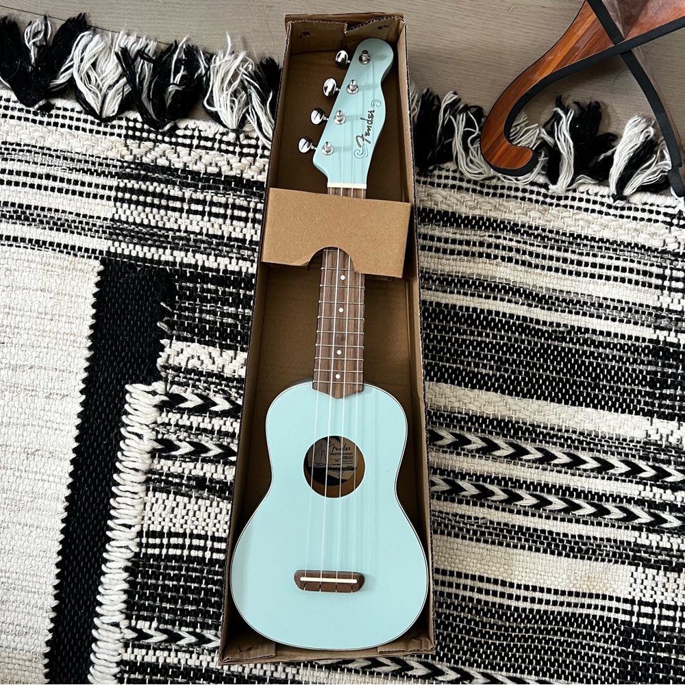 Fender Venice Soprano Ukulele, Daphne Blue - Picture 4 of 10